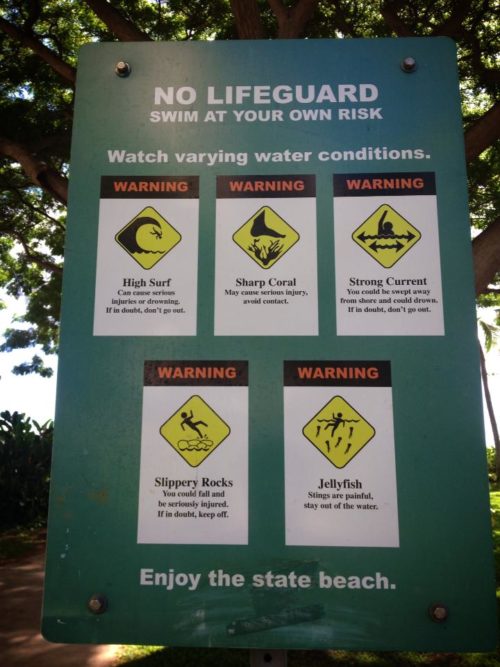 ワイキキのビーチの警告板
