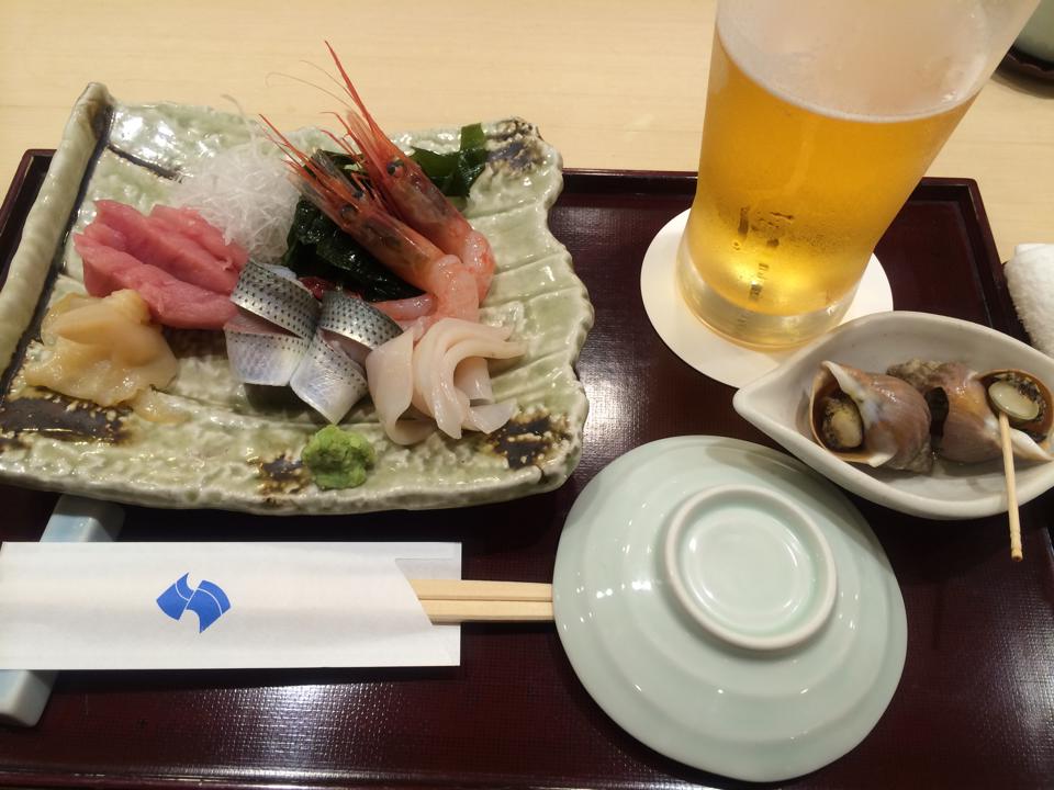 寿司清の刺身とお通しと生ビール