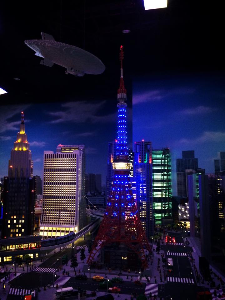 レゴランド ディスカバリー センター 東京のレゴでできた東京タワー (夜)