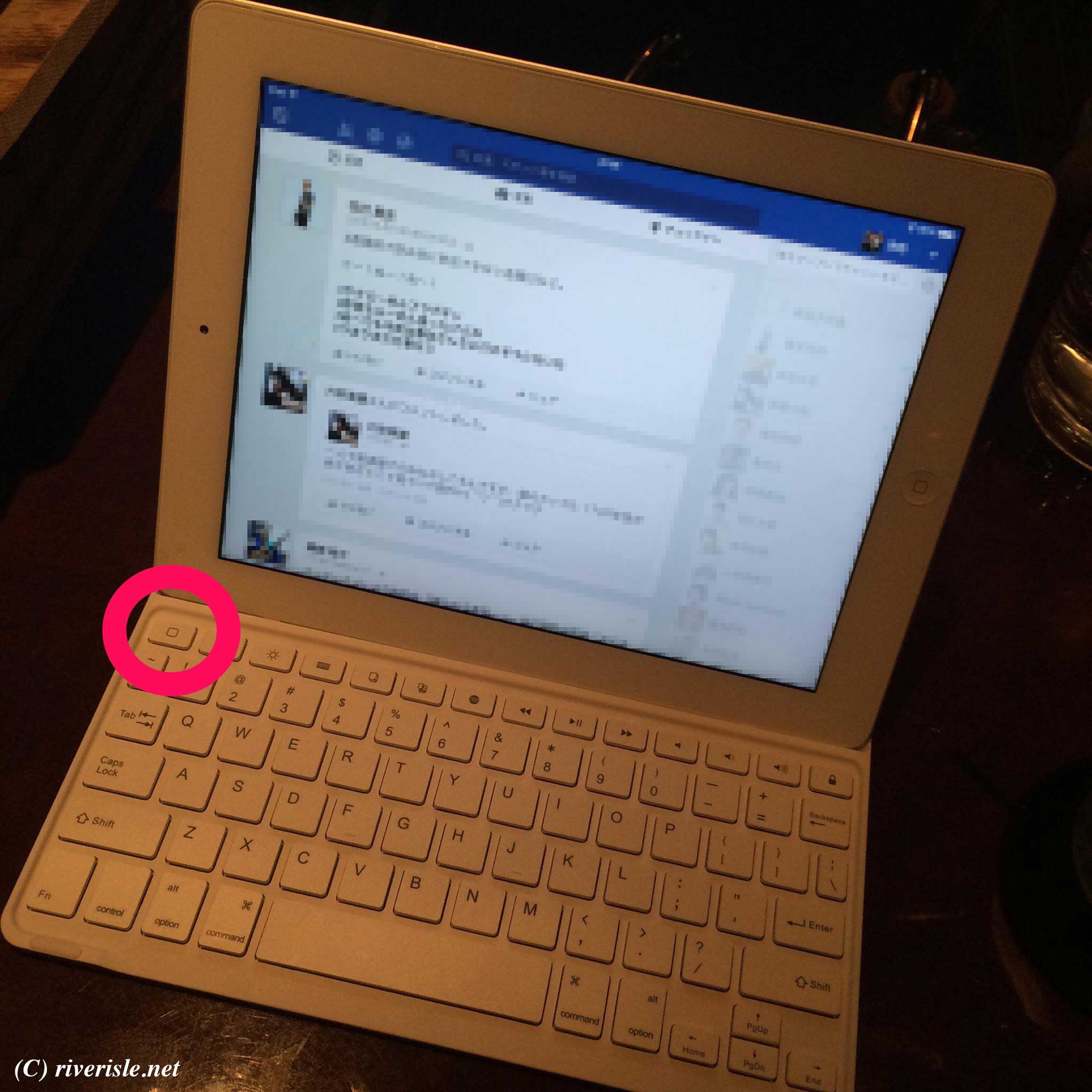 Anker iPad キーボードカバーのホームボタンの位置。左の一番上で普通のキーボードはESCキーがある。