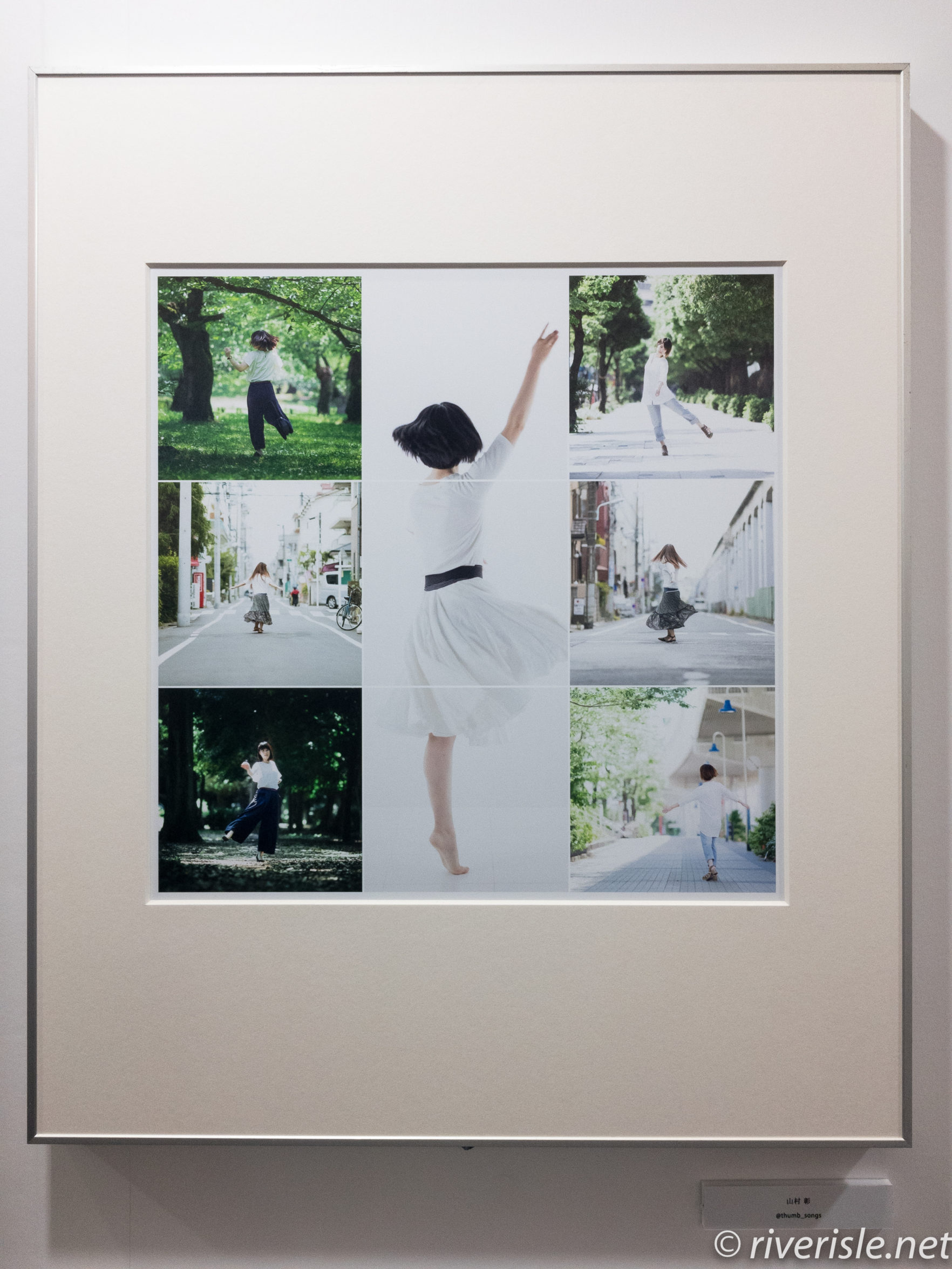 動きのあるポーズをとった女性を、多少引き気味で撮ったモチーフの山村さんの作品