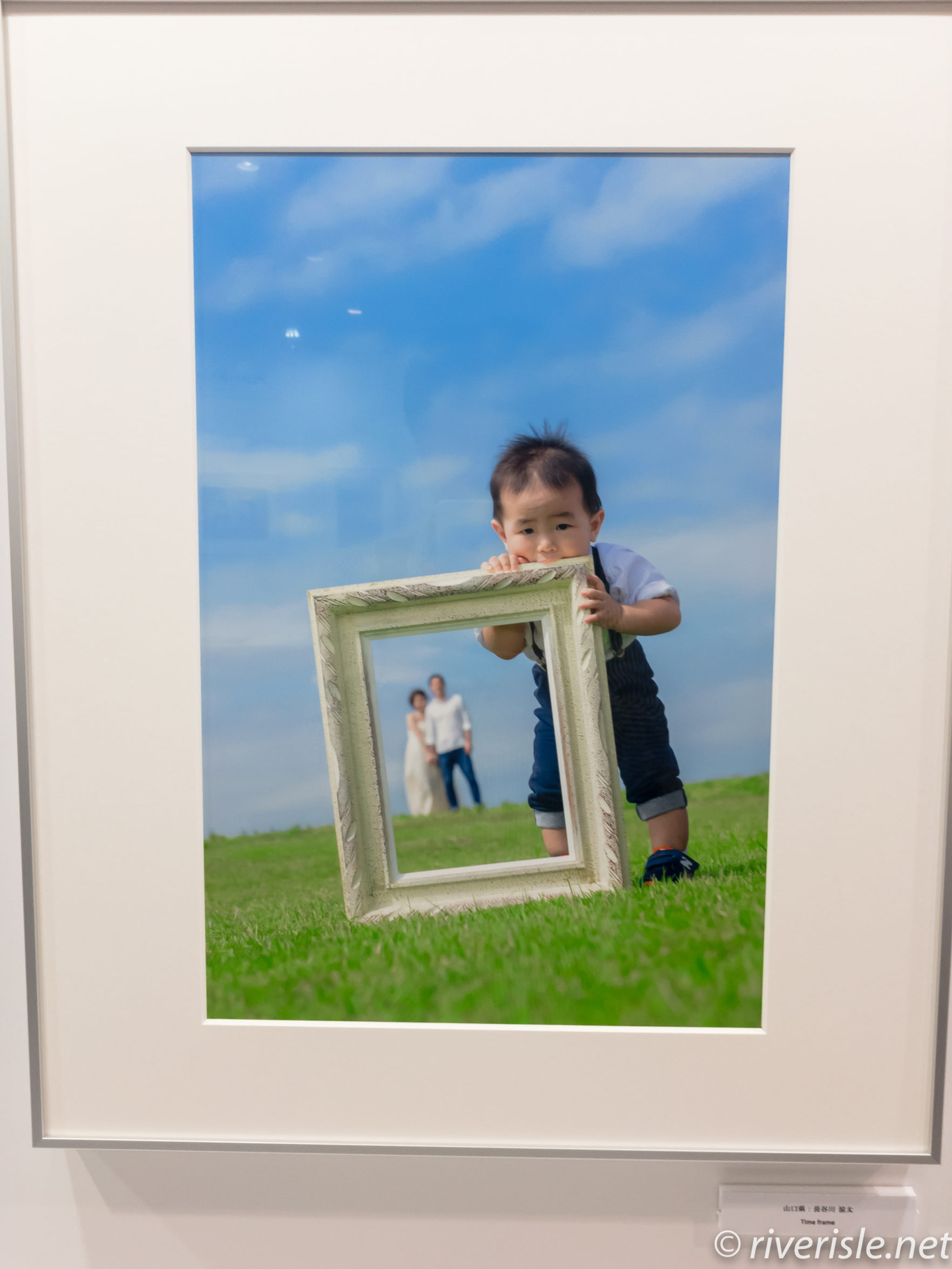 子どもとその両親と思われる方を撮った長谷川さんの作品