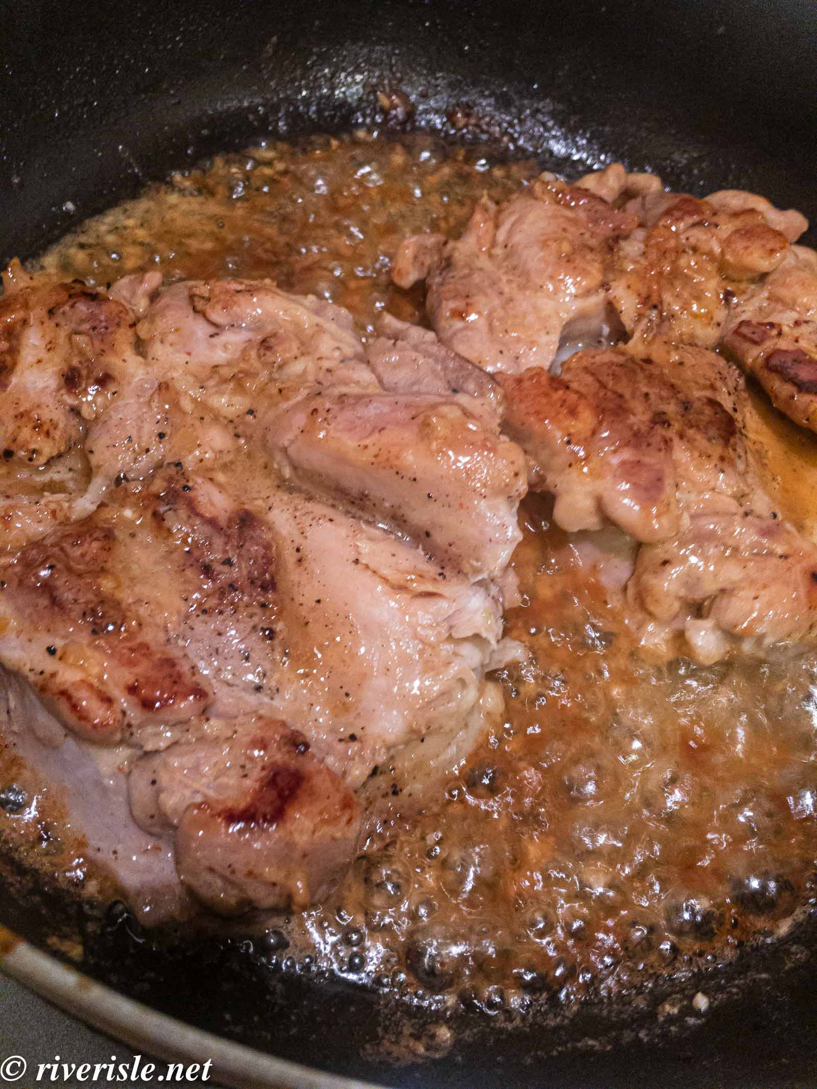 鶏もも肉にニンニクのみじん切りを加えて炒めて、バターをからめる